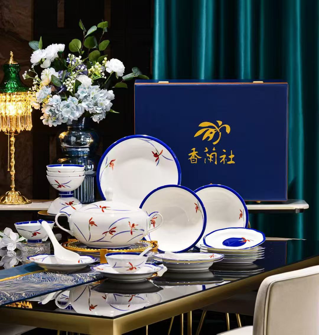 唐山骨瓷网:2025年10月份唐山陶瓷博览会后,新品骨瓷餐具套装新品:大配套彩瓷骨瓷餐具套装-正在出大货中,有需要的联系骨瓷网客服:13315546107