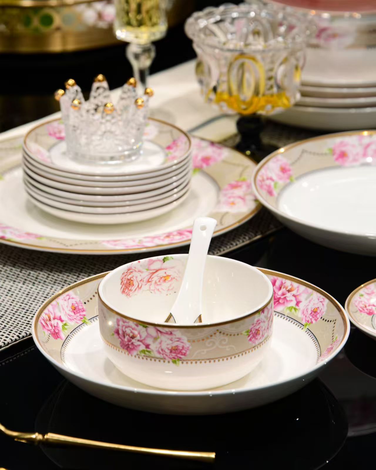 这两天骨质瓷生产车间的大姐,一脸的疑惑,骨质瓷白瓷盘子背面有一圈儿这样的印,开始老板以为喷厚了,可是实际上不厚,各位陶瓷界的老前辈看看怎么回事?唐山骨瓷网欢迎大家探讨骨质瓷生产过程中的问题。