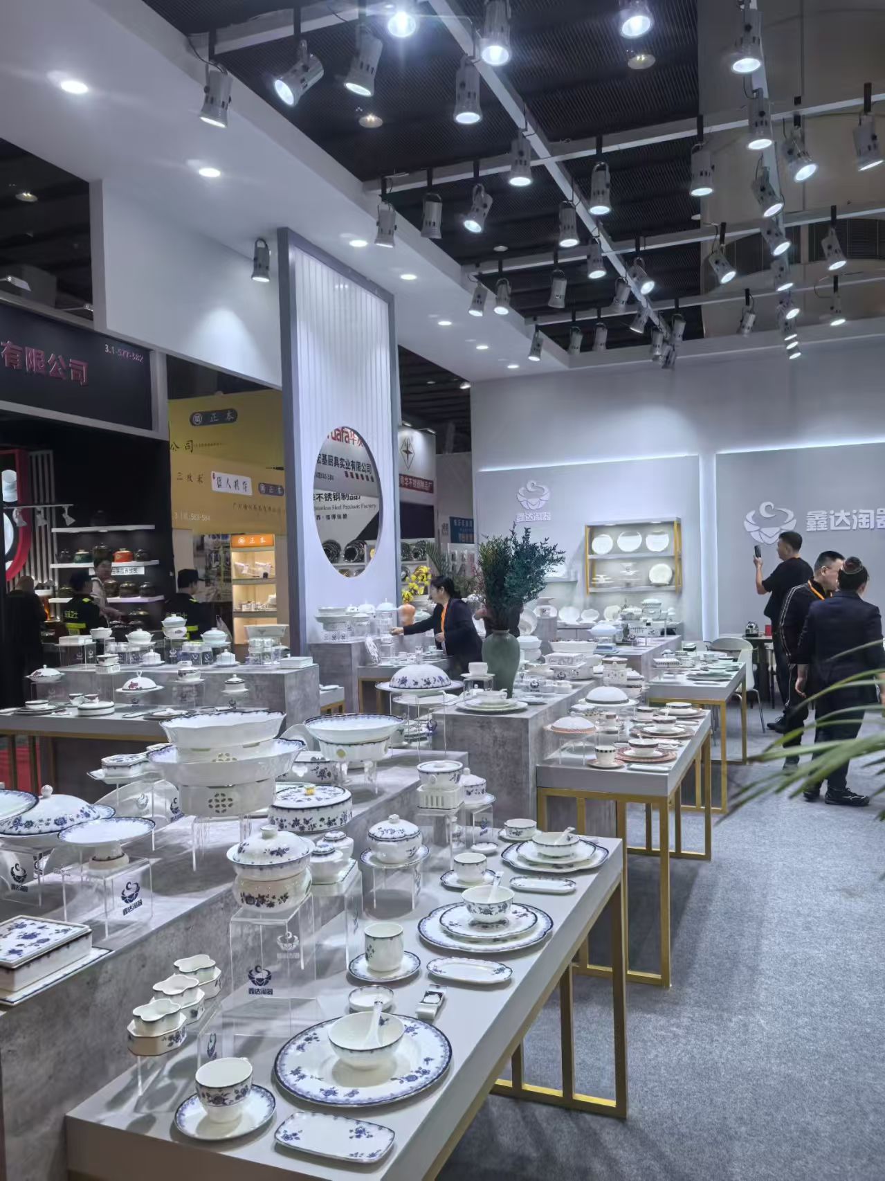 2025年12月18日即2025年底前唐山陶瓷厂家唐山骨质瓷厂家唐山鑫达亮相广州酒店展,欢迎大家前来指导!