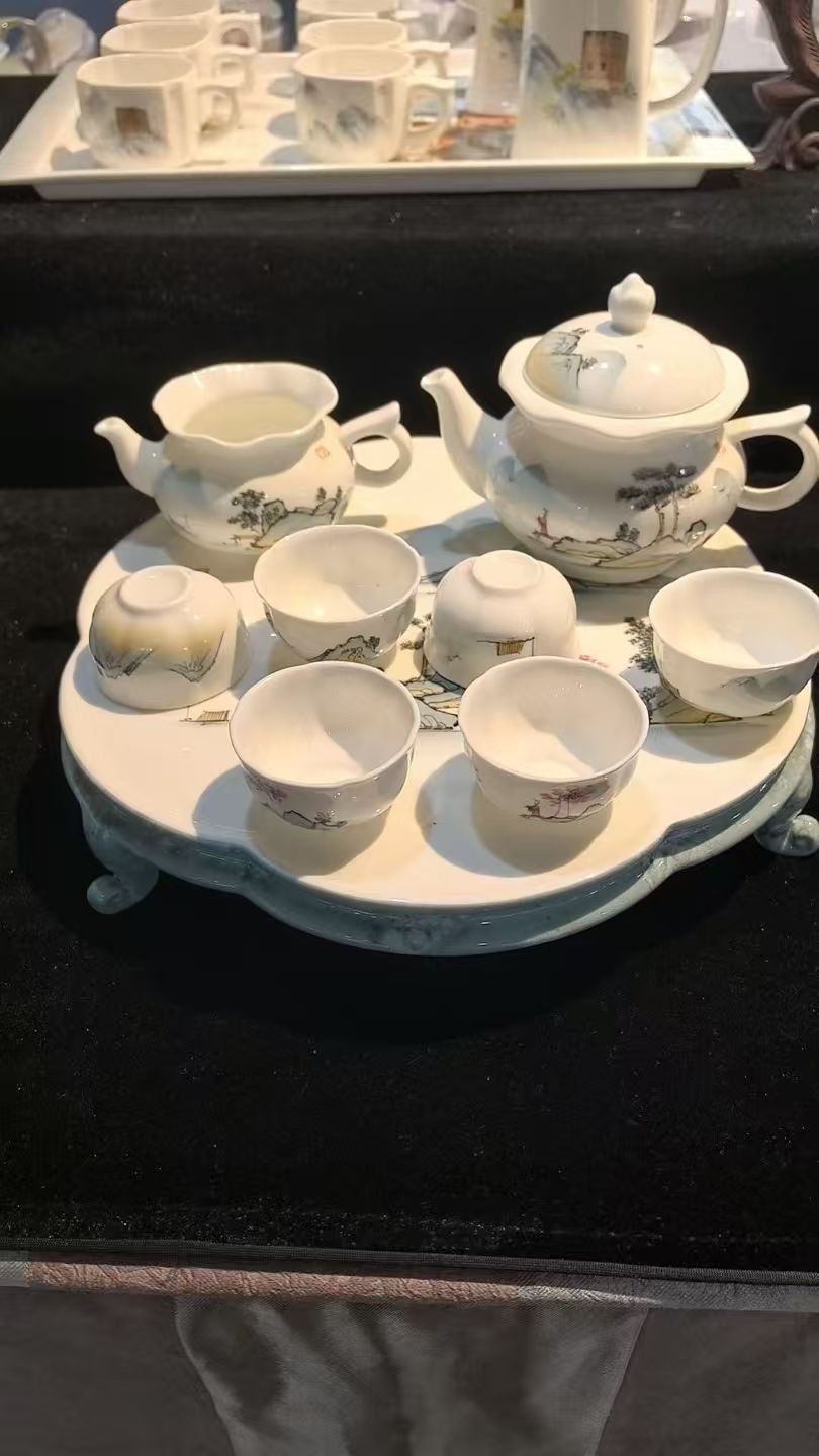 2026年元宵佳节之际,唐山骨瓷网给大家送上最真挚的祝福,元宵节快乐,2026发到成功,马上发财。相比一般的陶瓷,骨瓷独持的烧制过程和骨碳的含量使得骨瓷显得更洁白、细腻、通透、轻巧;就在如今,骨瓷也是主人身份与地位的象征,