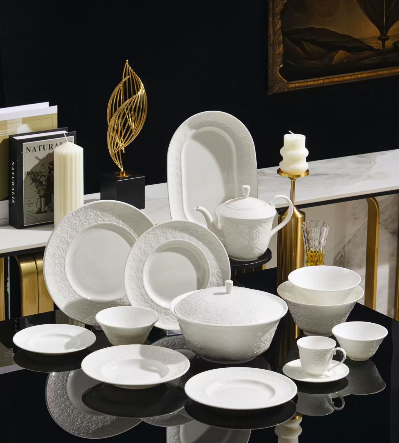 唐山骨质瓷白胎2026年新款陶瓷白胎，唐山骨质瓷白胎餐具新品展示，唐山素有北方瓷都之称，其制瓷业距今已有600年的历史，据《滦州志》记载早在明永乐年间，唐山的秦庄、缸窑一带便有制瓷业，清乾隆时期发展到鼎盛时期，尤其是在经济发展的今天，经过了新老艺人一代代不断地努力，陶瓷业进入了高速发展的时期。 作为唐山陶瓷业的一枝奇葩——骨质瓷，是国际公认的瓷种，早已蜚声海外，已有300年的历史，长期以来一直是各国贵族用瓷，因其在粘土里加入了食草动物的骨粉而得名，是环保绿色的消费品。