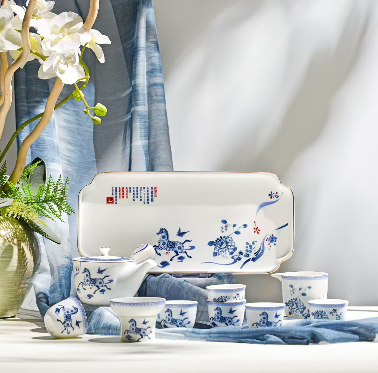 2026年4月3日唐山骨质瓷餐具新款套装:马踏飞燕,唐山骨瓷餐具套装52头餐具套装唐山骨质瓷白胎餐具新品展示,唐山素有北方瓷都之称,其制瓷业距今已有600年的历史,据《滦州志》记载早在明永乐年间,唐山的秦庄、缸窑一带便有制瓷业,清乾隆时期发展到鼎盛时期,尤其是在经济发展的今天,经过了新老艺人一代代不断地努力,陶瓷业进入了高速发展的时期。 作为唐山陶瓷业的一枝奇葩——骨质瓷,是国际公认的瓷种,早已蜚声海外,已有300年的历史,长期以来一直是各国贵族用瓷,因其在粘土里加入了食草动物的骨粉而得名,是环保绿色的消费品。