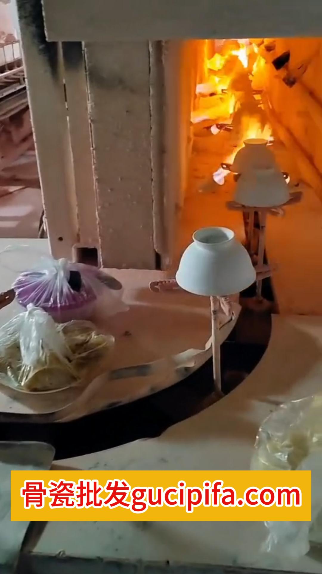 窑炉入口附近排列的陶瓷器物