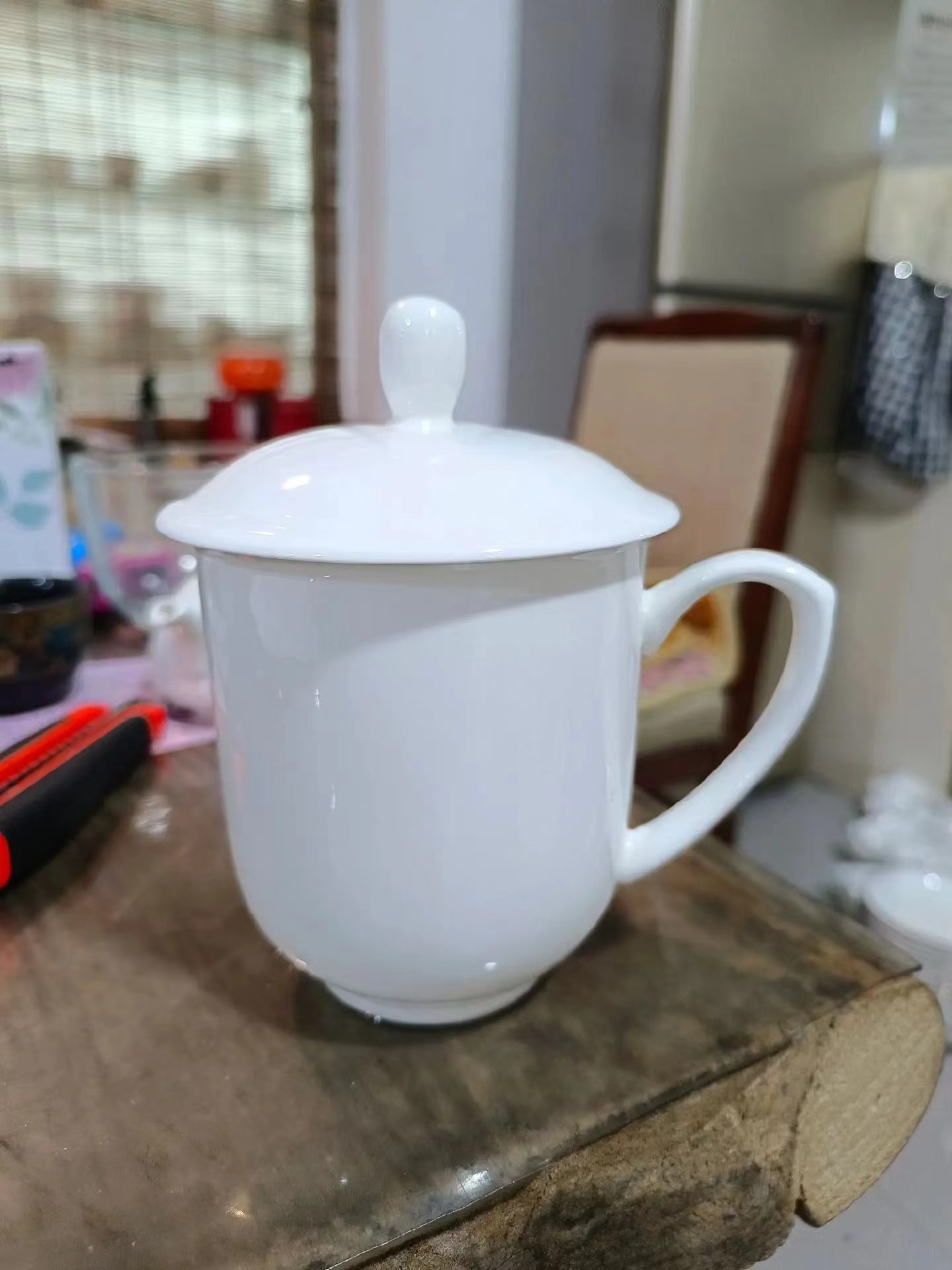 白色无明显金属装饰的盖杯