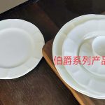 白色陶瓷餐盘与杯具组合的知识库外观参考图