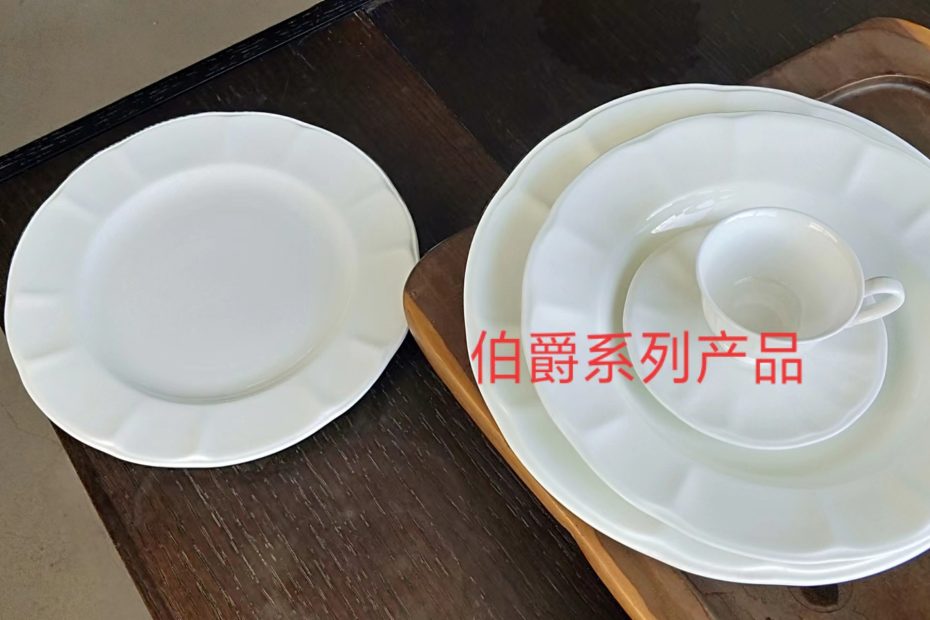 白色陶瓷餐盘与杯具组合的知识库外观参考图